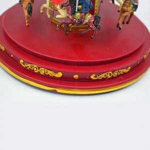 Ememme Polyresin Santa Clause Carousel ịchọ mma ekeresimesi nwere igbe egwu