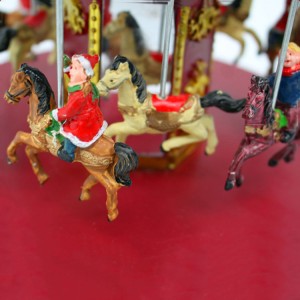 Ememme Polyresin Santa Clause Carousel ịchọ mma ekeresimesi nwere igbe egwu