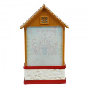 MELODY LED لائٽ اپ resin Swirling Glitter Gingerbread House ڪرسمس جو منظر گھمڻ وارو چمڪندڙ ڪرسمس لالٽين برف جو گلوب