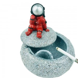 Creative new arrive functional Living room decor resin astronaut ashtray decoration ornaments with Lid