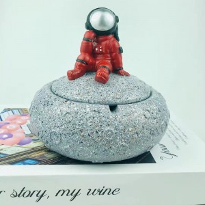 Creative new arrive functional Living room decor resin astronaut ashtray decoration ornaments with Lid