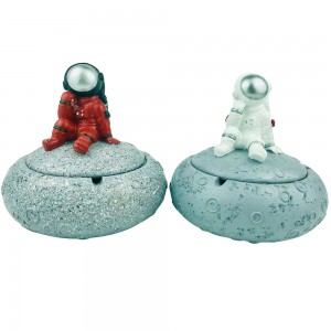 Creative new arrive functional Living room decor resin astronaut ashtray decoration ornaments with Lid