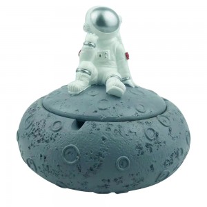 Creative new arrive functional Living room decor resin astronaut ashtray decoration ornaments with Lid