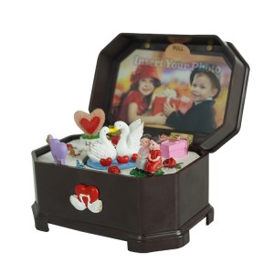 OEM souvenir European Style custom song lover gift battery operated music box for sale