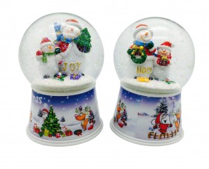 Sababaraha tokoh agama adat snowman sareng santa claus snow globe