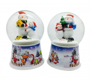 Sababaraha tokoh agama adat snowman sareng santa claus snow globe