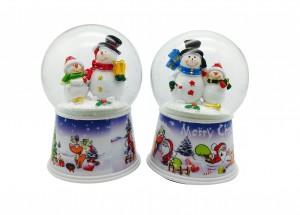 Sababaraha tokoh agama adat snowman sareng santa claus snow globe